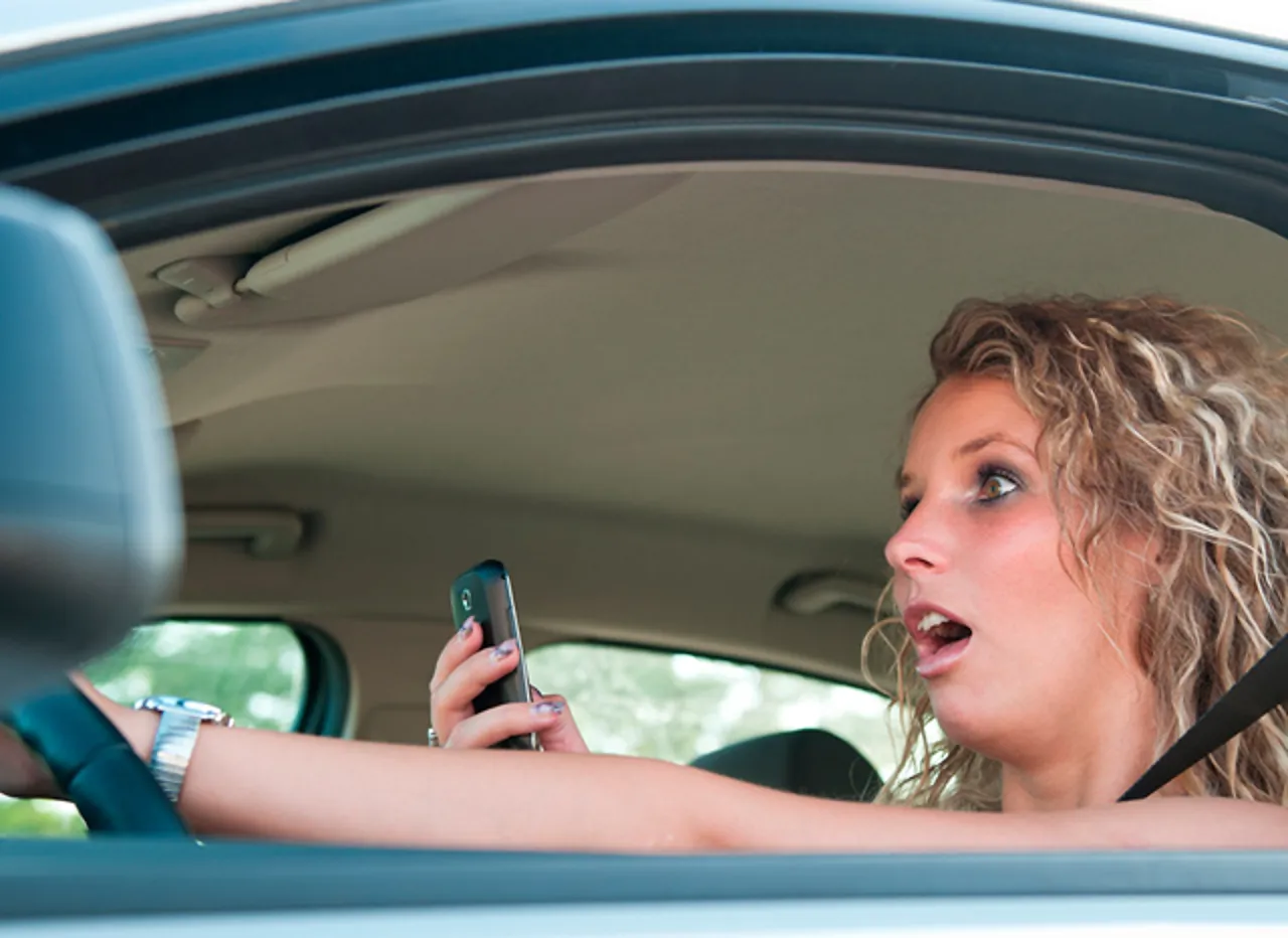 Mobiltelefon használat vezetés közben baleset