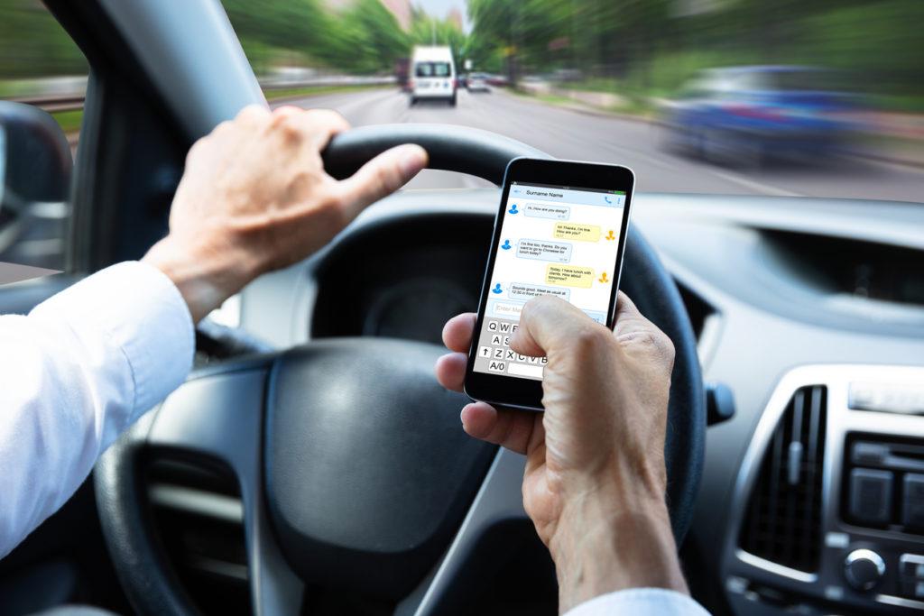 Mobiltelefon használat vezetés közben üzenet írás olvasás