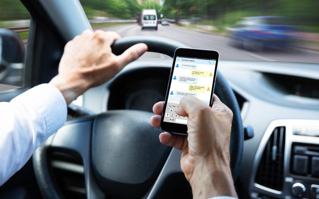 Mobiltelefon használat vezetés közben üzenet írás olvasás